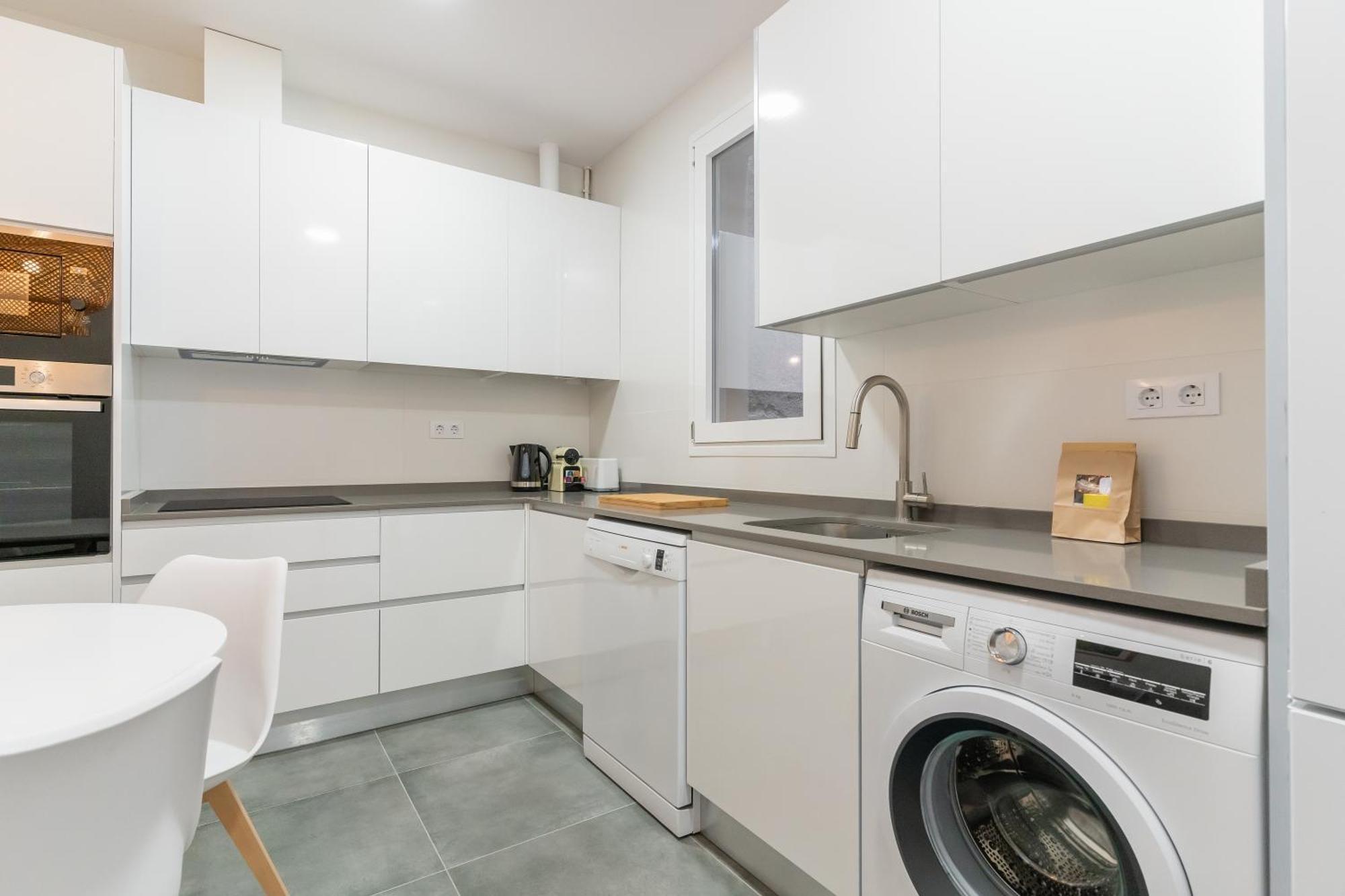 Renovated Modern -4 Bedrooms 2baths-salamanca Appartement *